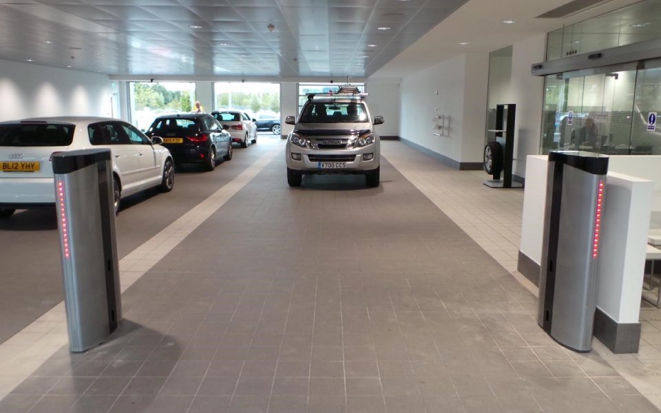 Operation of FASTLIGN® touchless wheel alignment system at Audi Farnborough’s dealership workshop