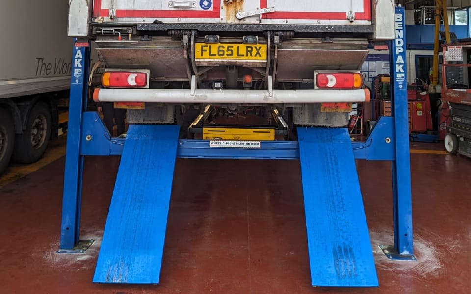 Installation, testing & commissioning of 4-post commercial vehicle lift with lift mounted commercial jacks is managed by CCS’ South East London garage equipment installation engineers for international courier & logistics organisation FedEx’s Basildon depot