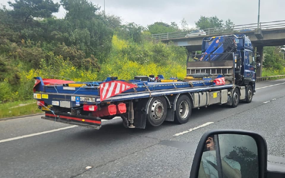 FedEx’s 4-post lift in transit from its Bermondsey depot to its Basildon depot in Essex, South East London. The 4-post lift is being professionally transported across the Thames for re-installation by CCS’s expert garage equipment installation engineers