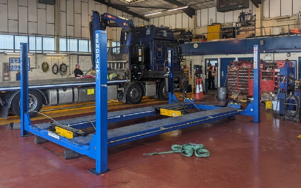 4-post commercial vehicle lift installation almost complete by CCS Garage Equipment at FedEx’s Basildon workshop. The 4-post lift has been removed from FedEx’s workshop in Bermondsey, south London, and transported to FedEx’s workshop in Basildon, to create additional capacity in this busy commercial vehicle workshop.