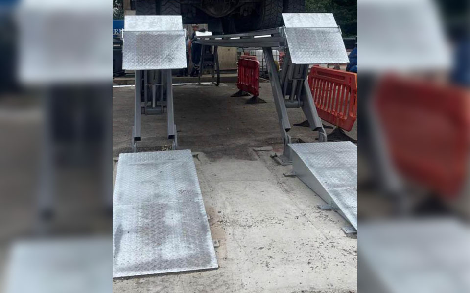 Galvanised 25T Stertil Koni platform skylift holding a Grundon Waste vehicle.