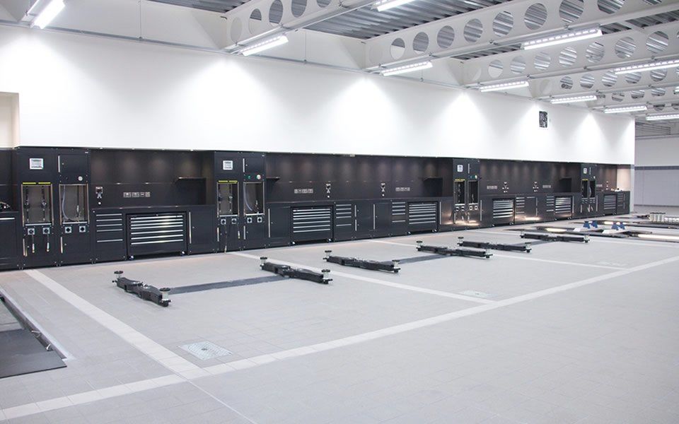 Spacious and practical vehicle servicing workshop designed and fully installed by CCS Garage Equipment for Jaguar Land Rover’s Battersea dealership in London