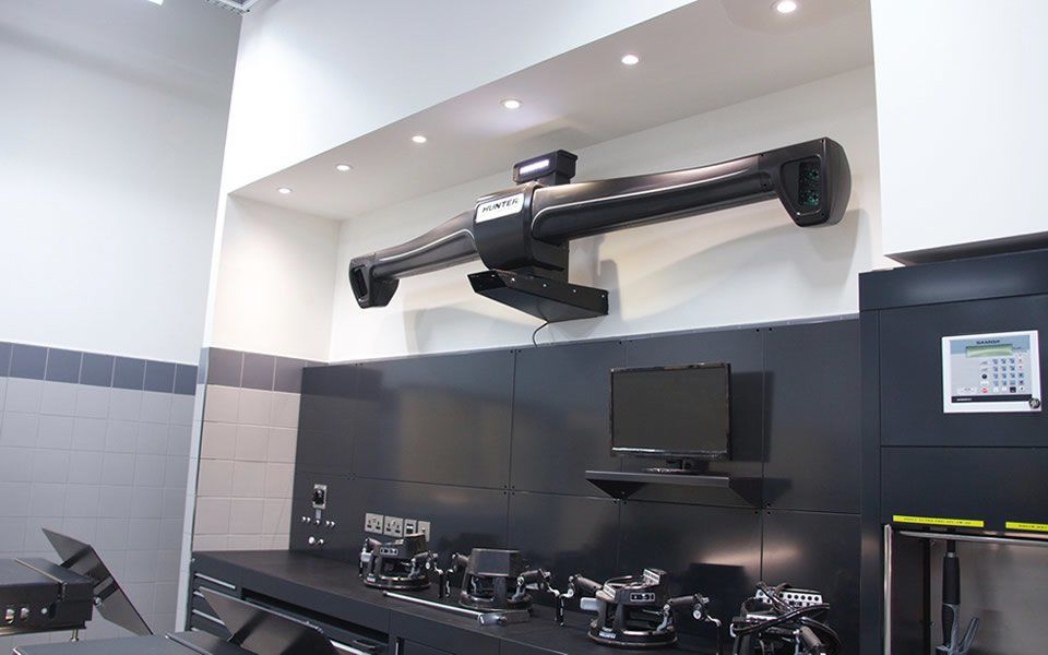 Hunter garage equipment and integrated Samoa lubrication system installed by CCS Garage Equipment at Jaguar Land Rover’s new-build dealership in Battersea, London
