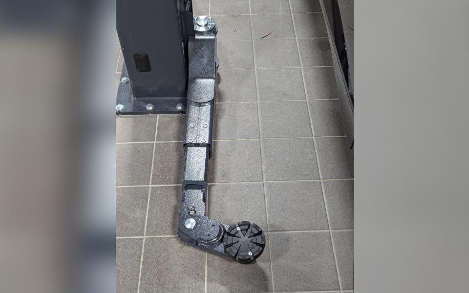 Photo of Nussbaum adapted lifting arms to accommodate heavier electric vehicles and PHEVs