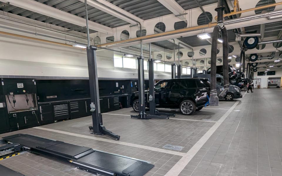 Garage equipment installation at JLR West London's dealership workshop is equipped throughout with leading Nussbaum vehicle lift technology, including the versatile Uni Lift 5000.