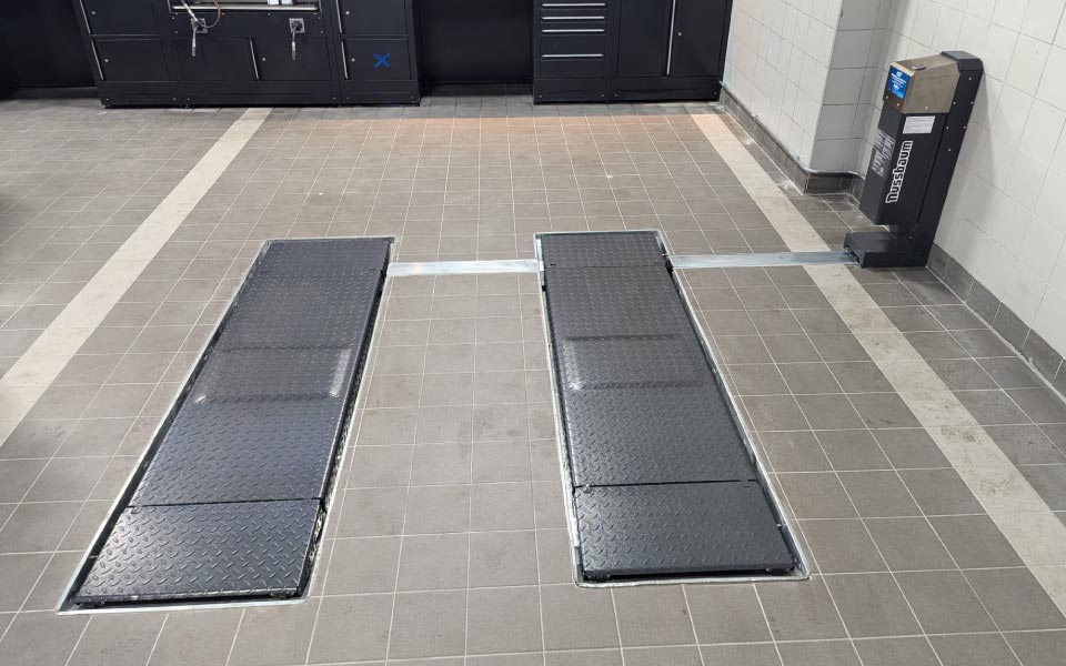 The Jumbo Lift installed by CCS at JLR West London’s vehicle workshop
