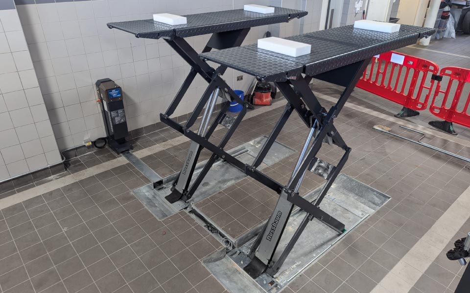 Photo of hydraulic double scissor lifts