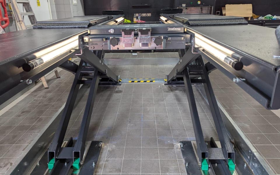 The Uni Lift's integrated lighting creates a safe and efficient working space under the vehicle