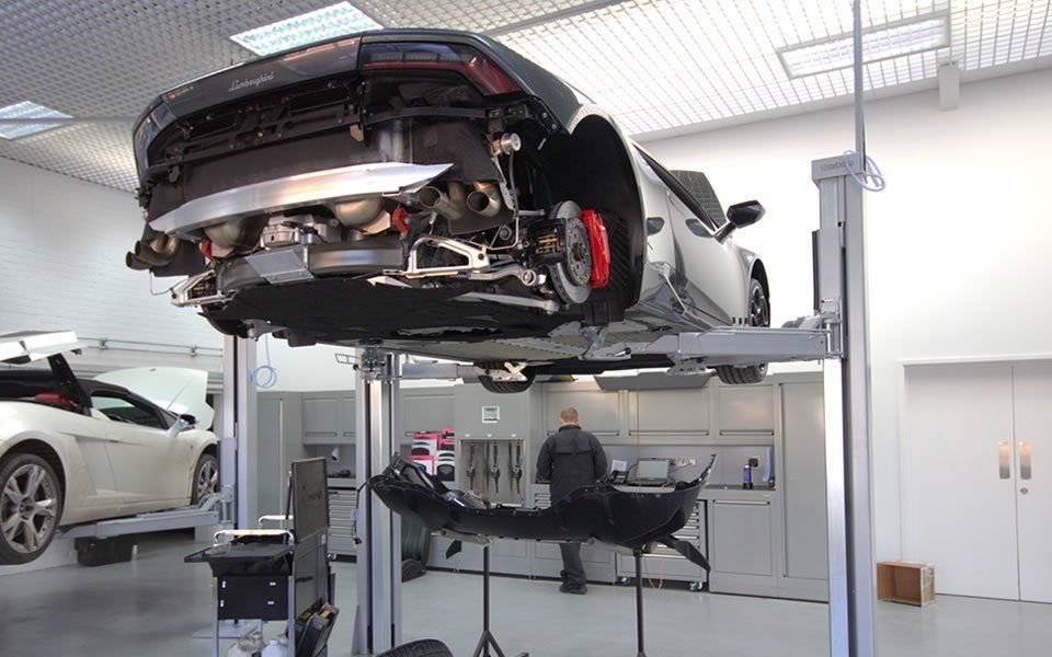 Bespoke garage equipment installation by CCS included 2-post fixed lifts from leading manufacturer Nussbaum at Lamborghini, Pangbourne’s dealership