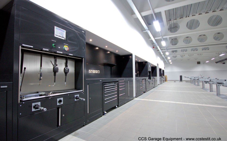 CCS Garage Equipment’s garage equipment installation project for Mercedes-Benz, Tonbridge includes a raft of service bays with heavy-duty two-post in-ground vehicle lifts