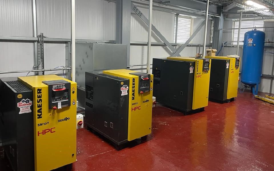 Installation of compressed air system for commercial vehicle workshop