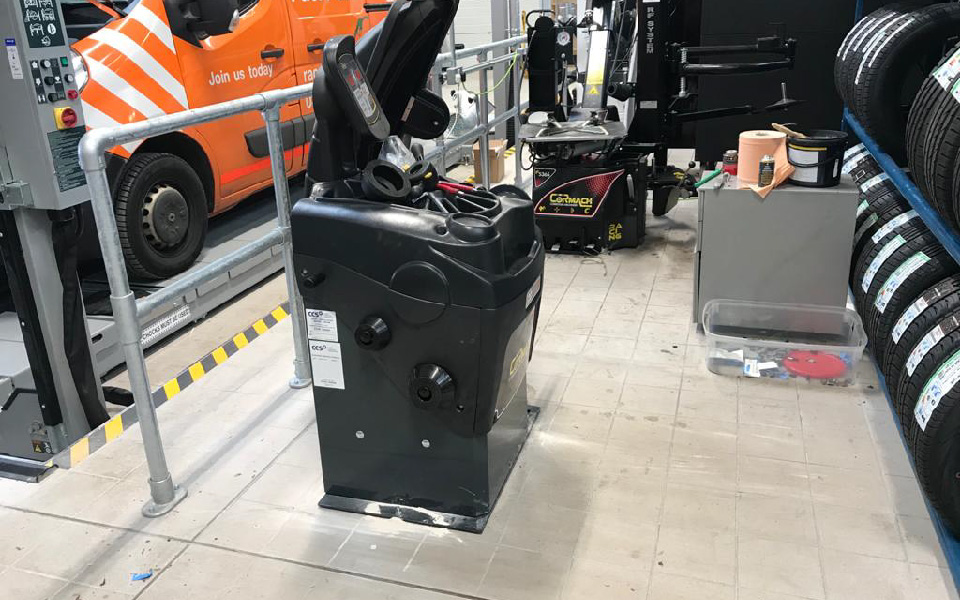 Tyre changing and wheel balancing garage equipment supplied by CCS for Renault, Stockport in Cheshire