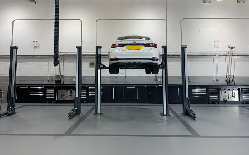 Vehicle servicing bays are equipped with 2.35 Smart Lift fixed 2-post vehicle lifts by leading manufacturer Nussbaum and bespoke Dura workshop furniture, all installed, tested and commissioned by CCS Garage Equipment at Toyota’s new dealership in Belfast