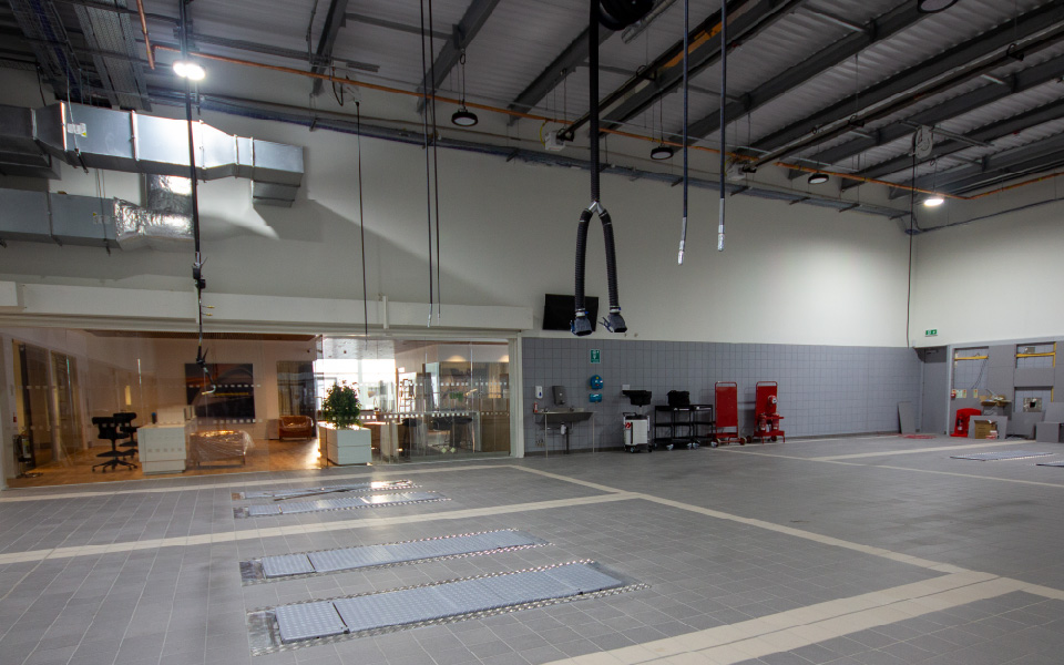 New vehicle servicing workshop design and complete garage equipment installation for Volvo’s Hillington dealership, including viewing area from servicing department