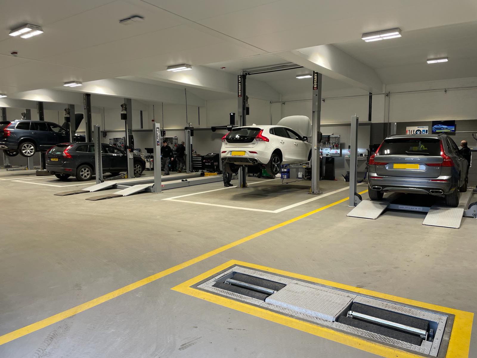 Volvo Huddersfield - 7 Bay Installation