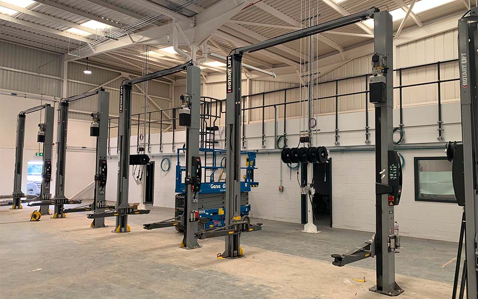 Fully-equipped service bays featuring lubrication hoses and reels, three-phase power and compressed air.