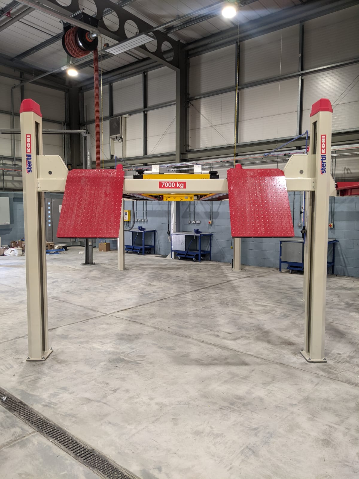 Reliable commercial vehicle lift and lift mounted jacking beam